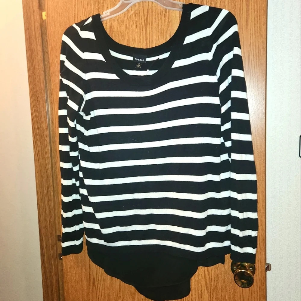 💓 3/$15 Torrid Size 0 Dressy Striped Sweater